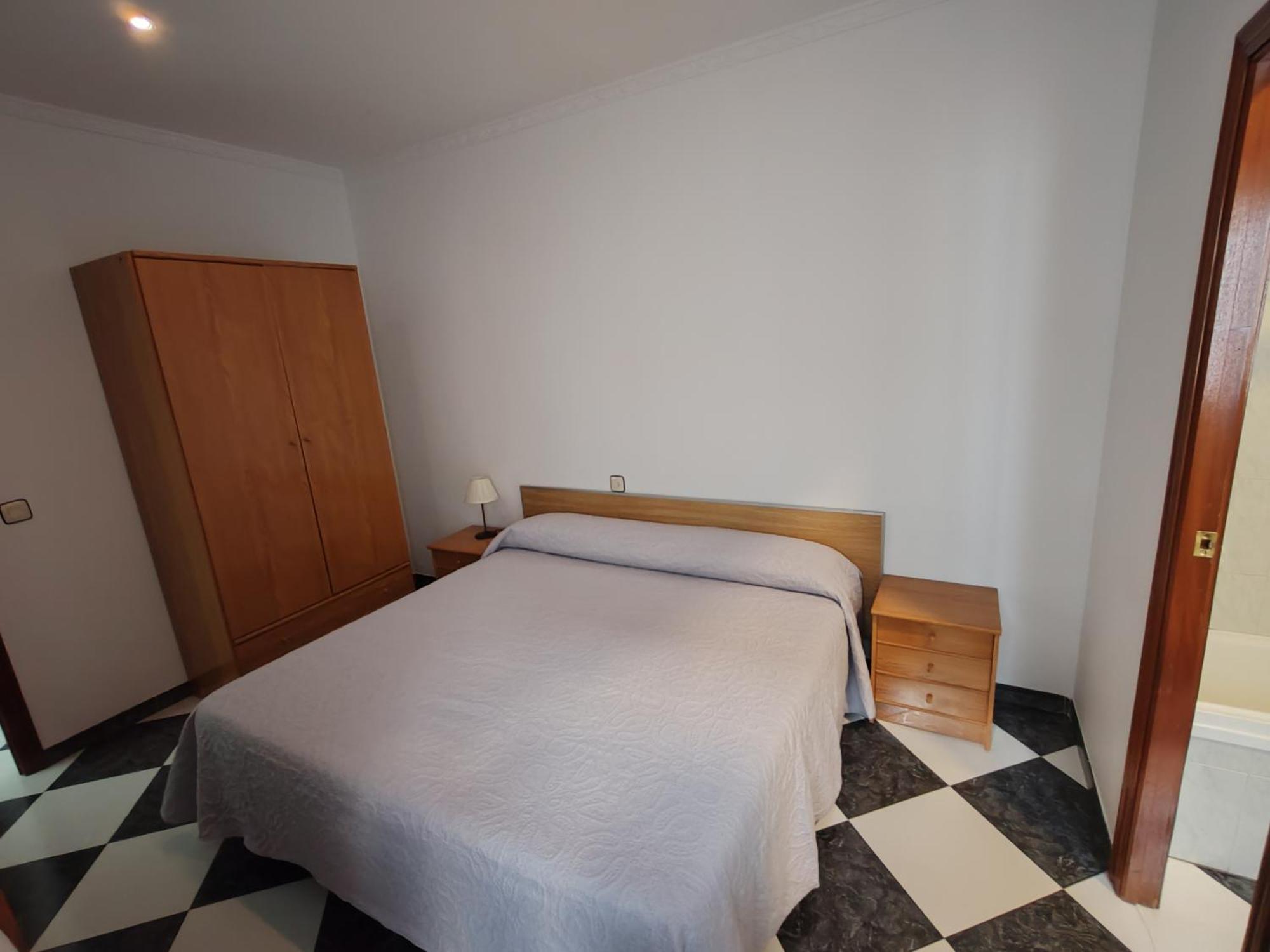 Habitación con cama grande